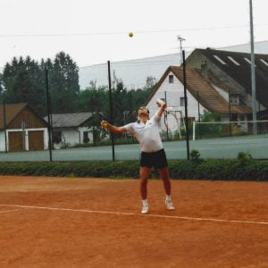 Aufschlag eines Spielers auf dem Tennisplatz in Wangen.
