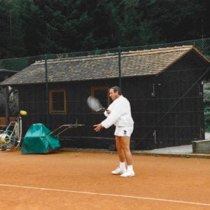 Aufschlag eines Spielers auf dem Tennisplatz in Wangen.